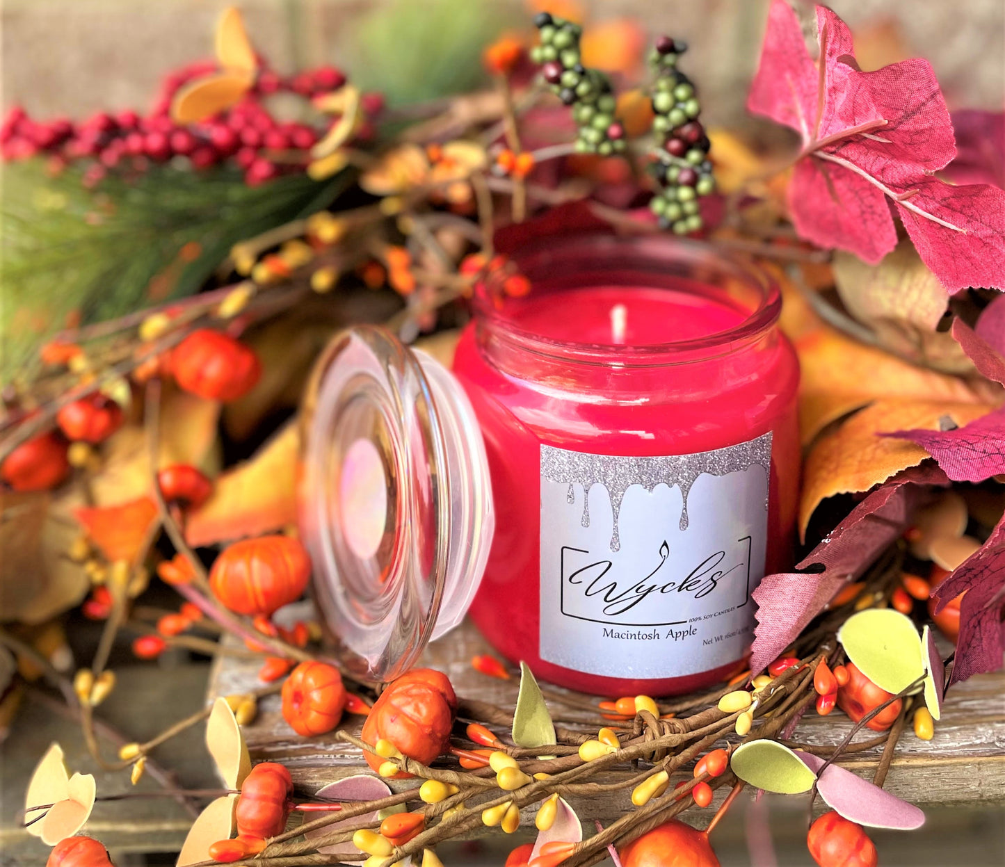 14.5 oz crisp scent of Macintosh Apple.  Ideal for open concept home